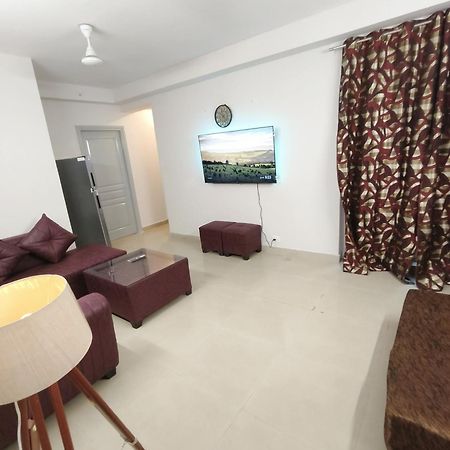 Sector143 Near Advant Office-2Bhk-Society-55" Smart Tv,10" Mattress-Spacious-Party,Couple,Family,Wfo Employes And Nri Friendly Place With Kitchen ,Living Room ,Near Candor Techspace,Advant It Park And Oxygen144 Center Noida Exterior foto
