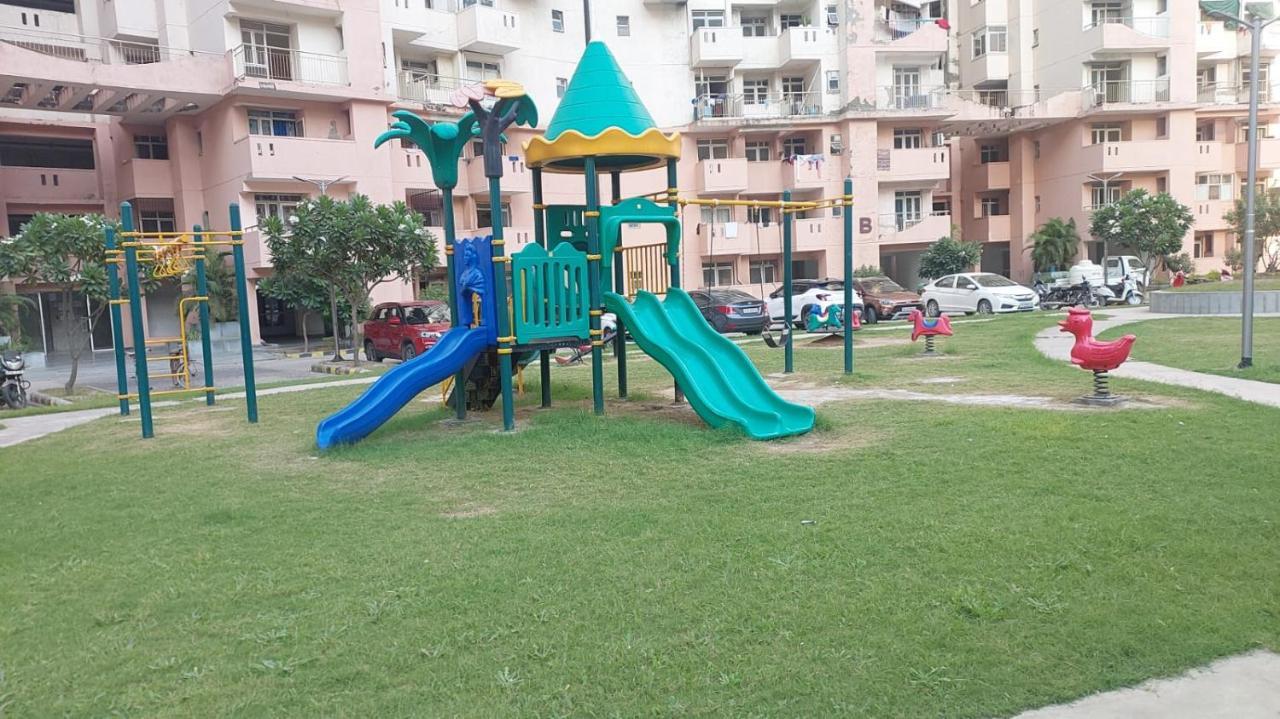 Sector143 Near Advant Office-2Bhk-Society-55" Smart Tv,10" Mattress-Spacious-Party,Couple,Family,Wfo Employes And Nri Friendly Place With Kitchen ,Living Room ,Near Candor Techspace,Advant It Park And Oxygen144 Center Noida Exterior foto